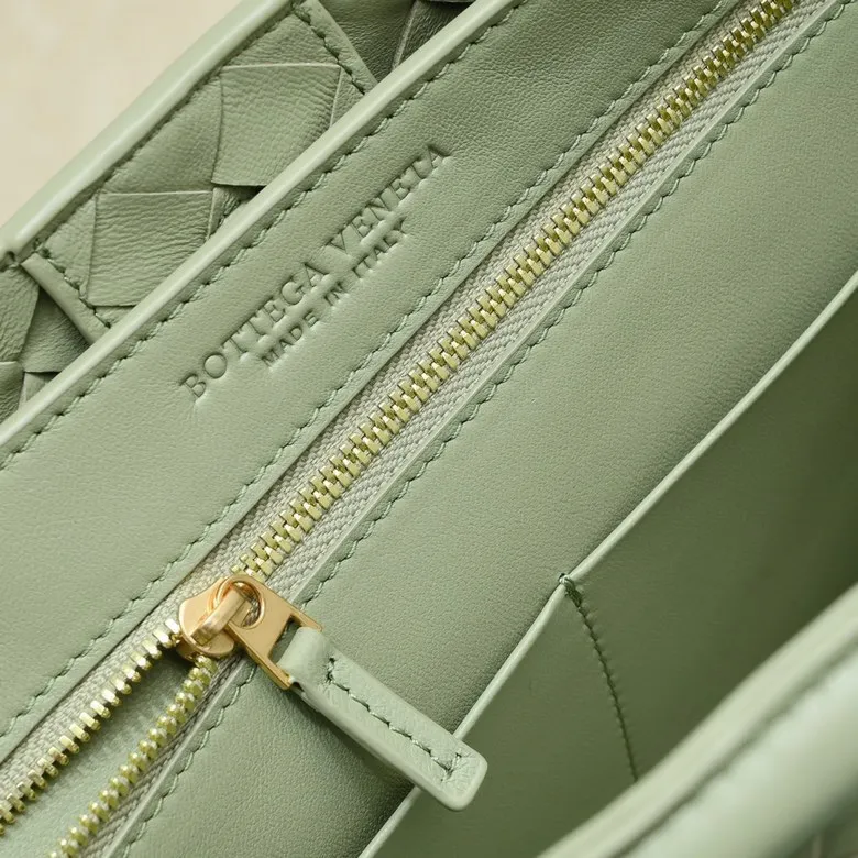 The 2023 new Andiamo batch of 2260 BV has been shipped‼ ️Really popular🔥The new Andiamo woven handbag launched by Bottega Veneta this season is really popular all over the world! ! Celebrities at home and abroad have worn it, and Oscar-winning actress Michelle Yeoh has taken it out on the street. Song Jia, Trai Yara, Yu Feihong, Sanji Ayaka, Rosie Hunting-Whiteley, Yoshioka Riho, etc. have all picked up this bag. It is classic and versatile, showing off its temperament, and the bag capacity is also large, which is very convenient for daily commuting! ! A variety of carrying methods, the shoulder straps can be adjusted by yourself, the original lambskin feels soft and delicate, and the unisex style breaks gender boundaries and brings a more practical and longer-lasting use experience. Andiamo, which has both elegant and casual styles, perfectly interprets the true appearance of "fashionable old money style". Style number: 8463 Size: 32*24*12
